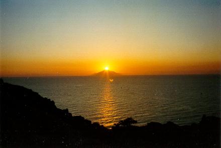 Sonnenuntergang über dem Berg Athos vom Burghügel von Myrine aus