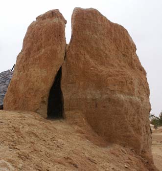 Felsformation mit Nische und Felszeichnungen auf dem Belvedere in Tozeur