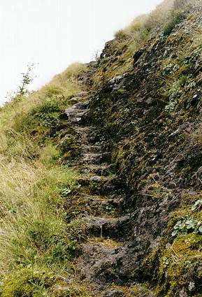 Steintreppen, die zu den Plattformen führen