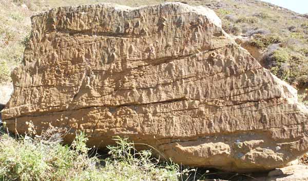 Felsblock von Hephaistia auf Lemnos mit Figuren im Relief