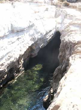 Der meerseitige Zugang zur Kulthöhle von Kavirio