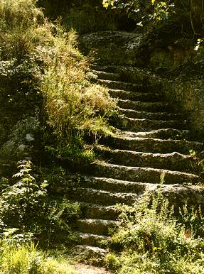 Eine steile Steintreppe