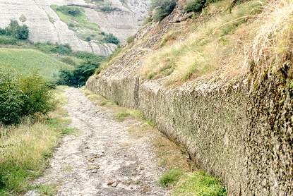 Rock-cut ascent up to the upper town